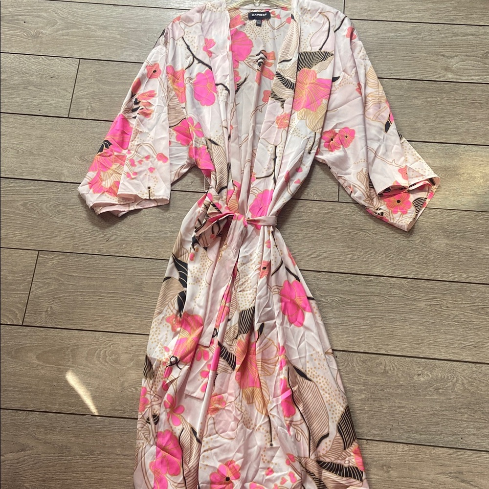 Express Pink and Gold Patterned Robe - Picture 2 of 6